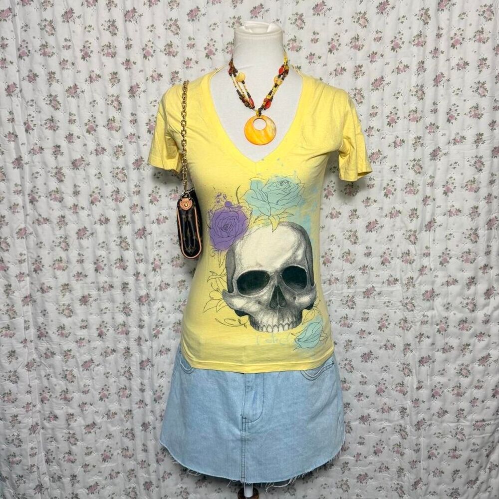 y2k, 2000s moteph skull tee with flower designs. size small, made in america!